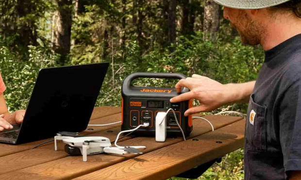 ۹۰ دلار از بهترین نیروگاه قابل حمل با ارزش با این معامله در Jackery Explorer 300 استفاده کنید