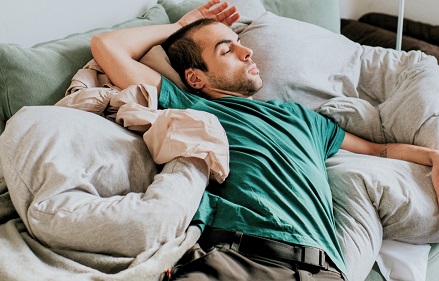 محققان با بررسی ۸۵ مطالعه مختلف به این نتیجه رسیدن که باید بین دو نوع نشستن تمایز قائل بشیم